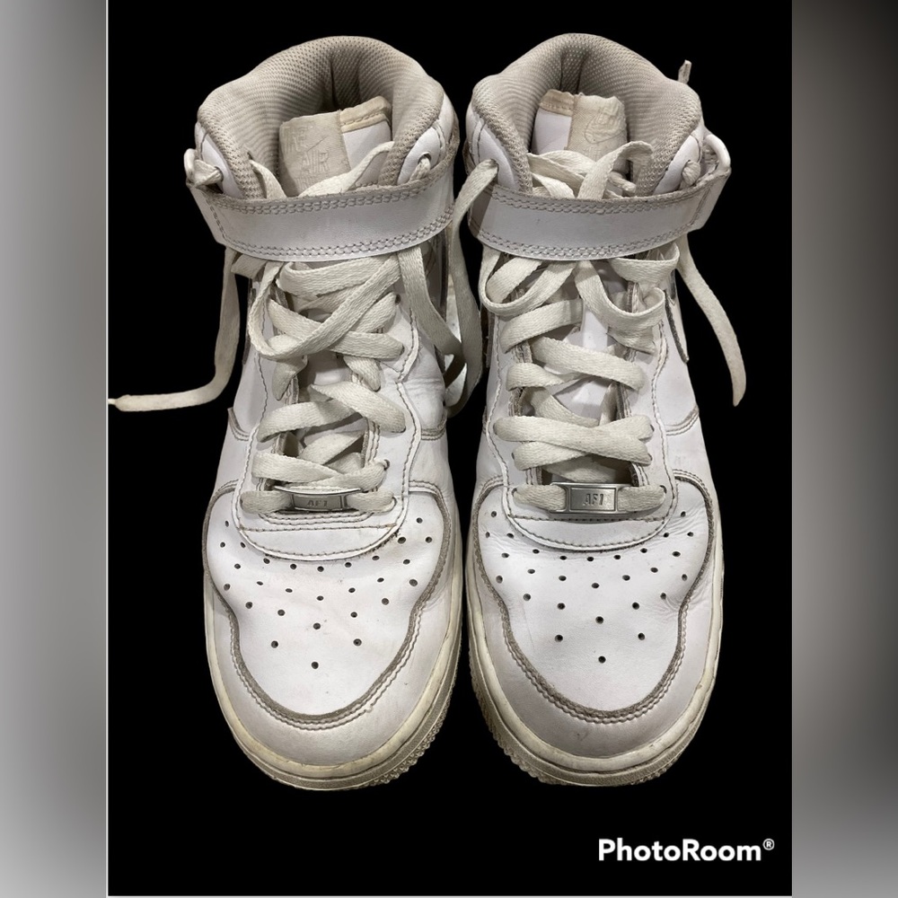 NIKE woman size 7 Air Force high tops! Still in great condition!